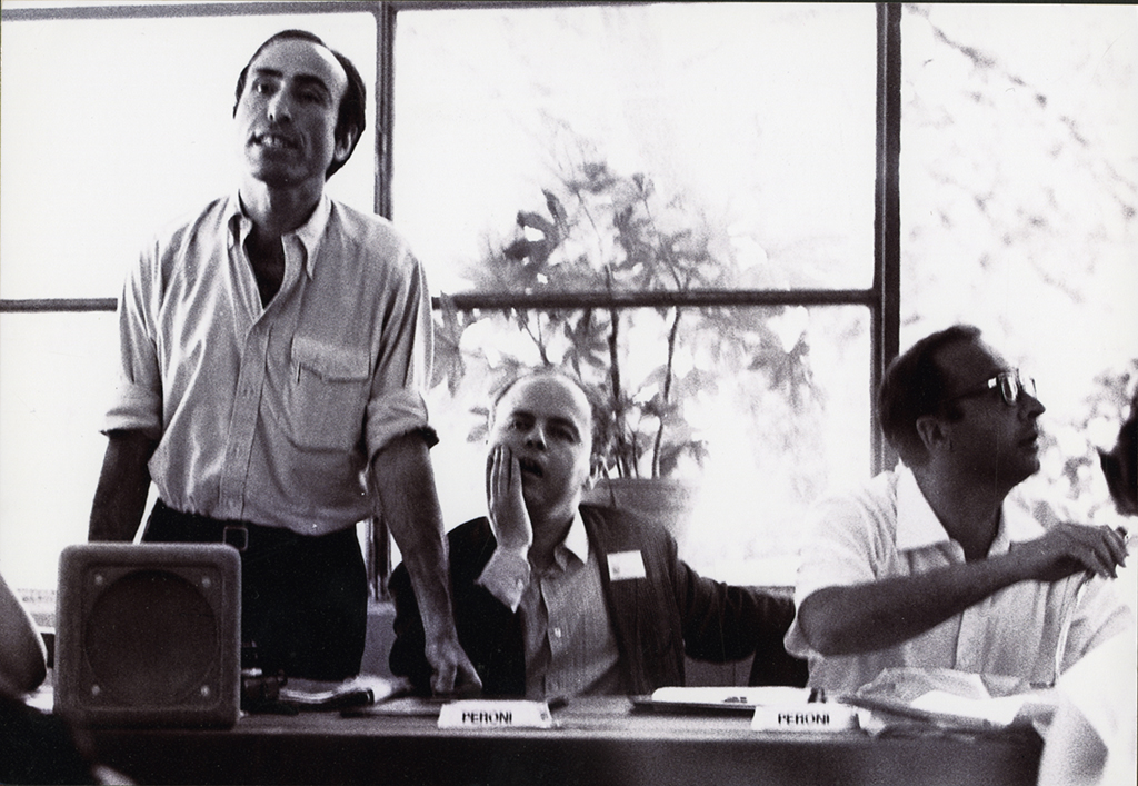 Mauro Mancia in piedi a sinistra insieme a Elvio Fachinelli e ad altri partecipanti al congresso (© Lisetta Carmi 1969, Collezione privata)