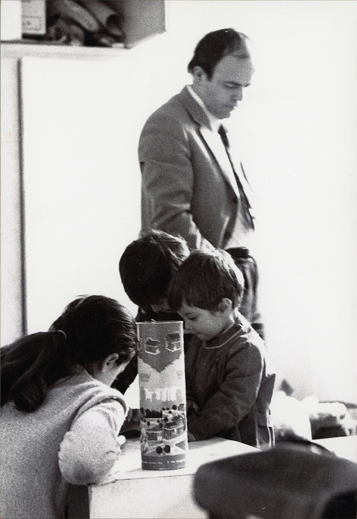 Elvio Fachinelli e i bambini dell’asilo di Porta Ticinese (© Lisetta Carmi 1970, Collezione privata)