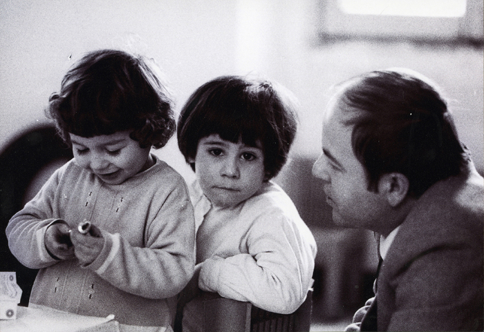 Elvio Fachinelli e i bambini dell’asilo di Porta Ticinese (© Lisetta Carmi 1970, Collezione privata)