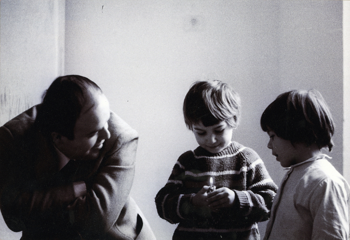 Elvio Fachinelli e i bambini dell’asilo di Porta Ticinese (© Lisetta Carmi 1970, Collezione privata)