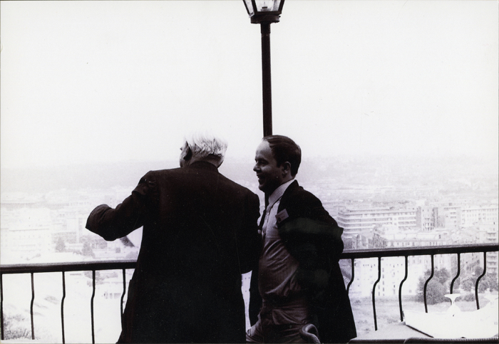 Elvio Fachinelli e Cesare Musatti, di spalle, sulla terrazza di un ristorante a Roma nel 1969 (© Lisetta Carmi 1969, Collezione privata)