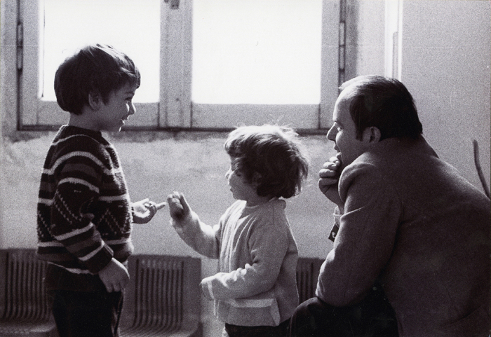 Elvio Fachinelli e i bambini dell’asilo di Porta Ticinese (© Lisetta Carmi 1970, Collezione privata)