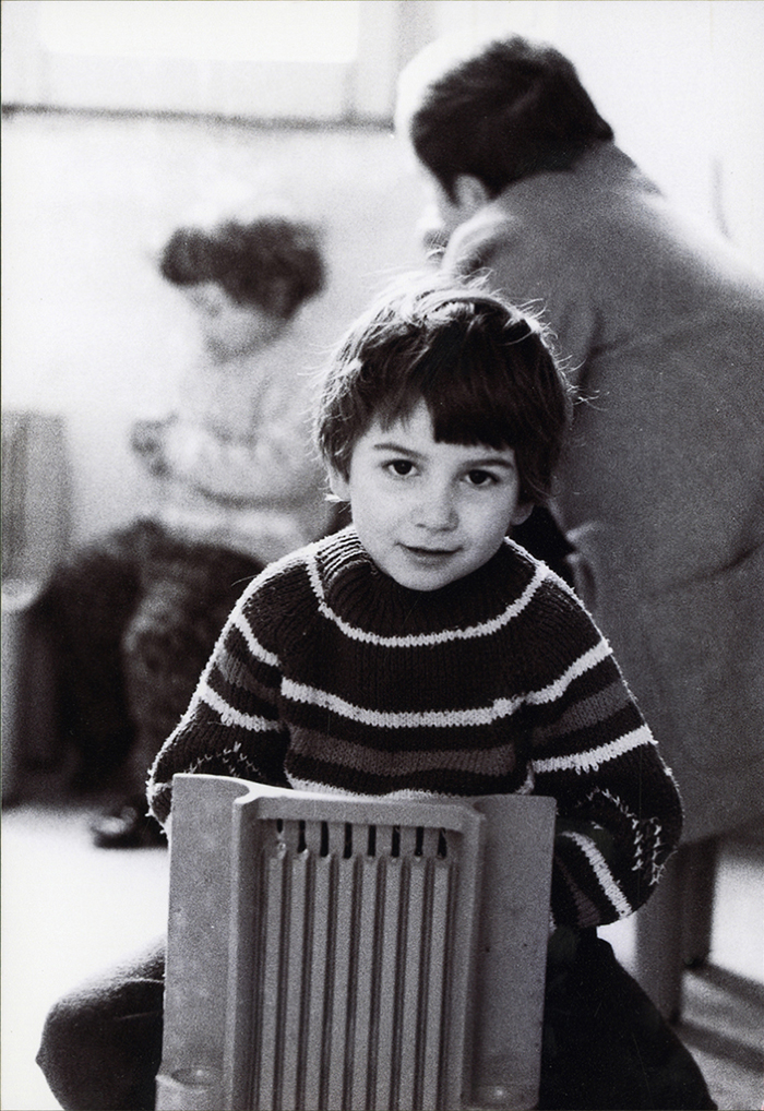 Elvio Fachinelli e i bambini dell’asilo di Porta Ticinese (© Lisetta Carmi 1970, Collezione privata)