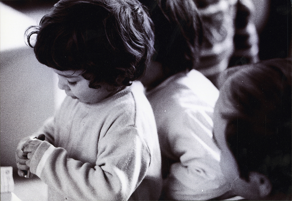 Elvio Fachinelli e i bambini dell’asilo di Porta Ticinese (© Lisetta Carmi 1970, Collezione privata)