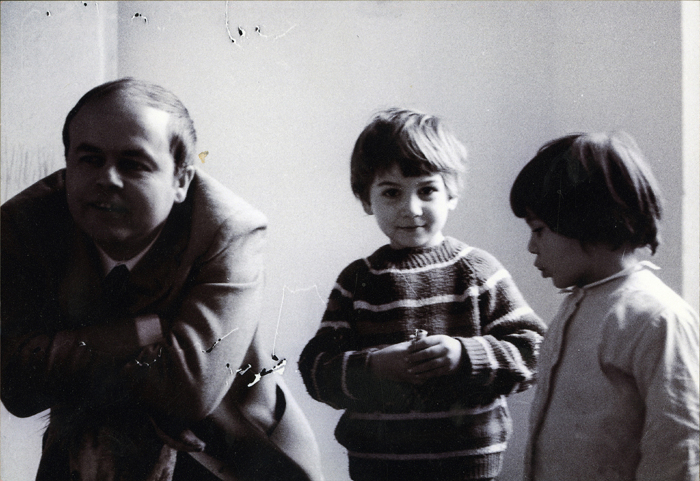 Elvio Fachinelli e i bambini dell’asilo di Porta Ticinese (© Lisetta Carmi 1970, Collezione privata)