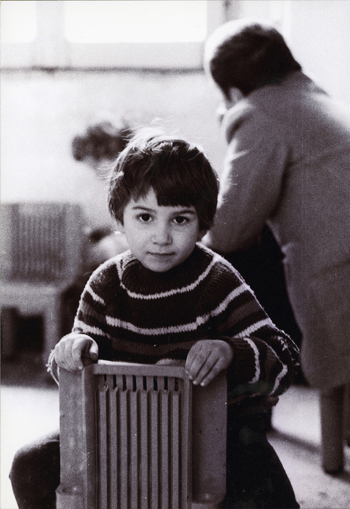 Elvio Fachinelli e i bambini dell’asilo di Porta Ticinese (© Lisetta Carmi 1970, Collezione privata)
