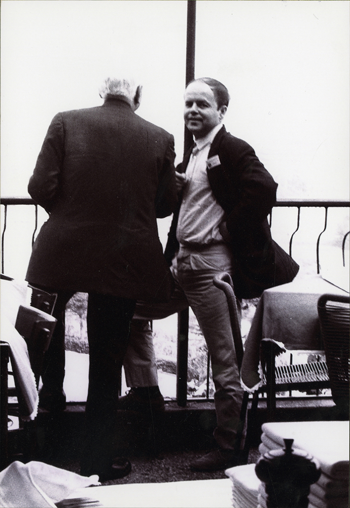 Elvio Fachinelli e Cesare Musatti, di spalle, sulla terrazza di un ristorante a Roma nel 1969 (© Lisetta Carmi 1969, Collezione privata)