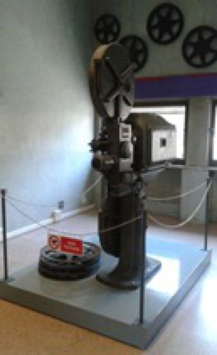 Proiettore cinematografico dall’Ospedale psichiatrico Paolo Pini