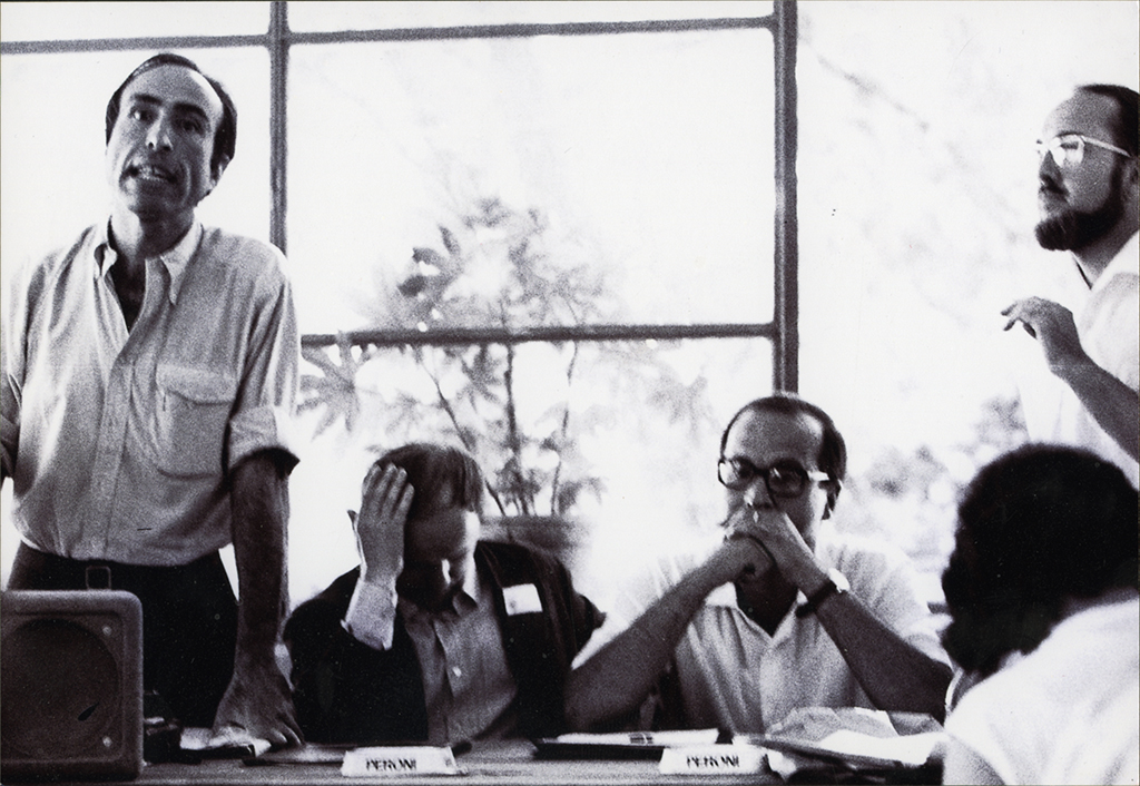 Mauro Mancia in piedi a sinistra insieme a Elvio Fachinelli e ad altri partecipanti al congresso (© Lisetta Carmi 1969, Collezione privata)