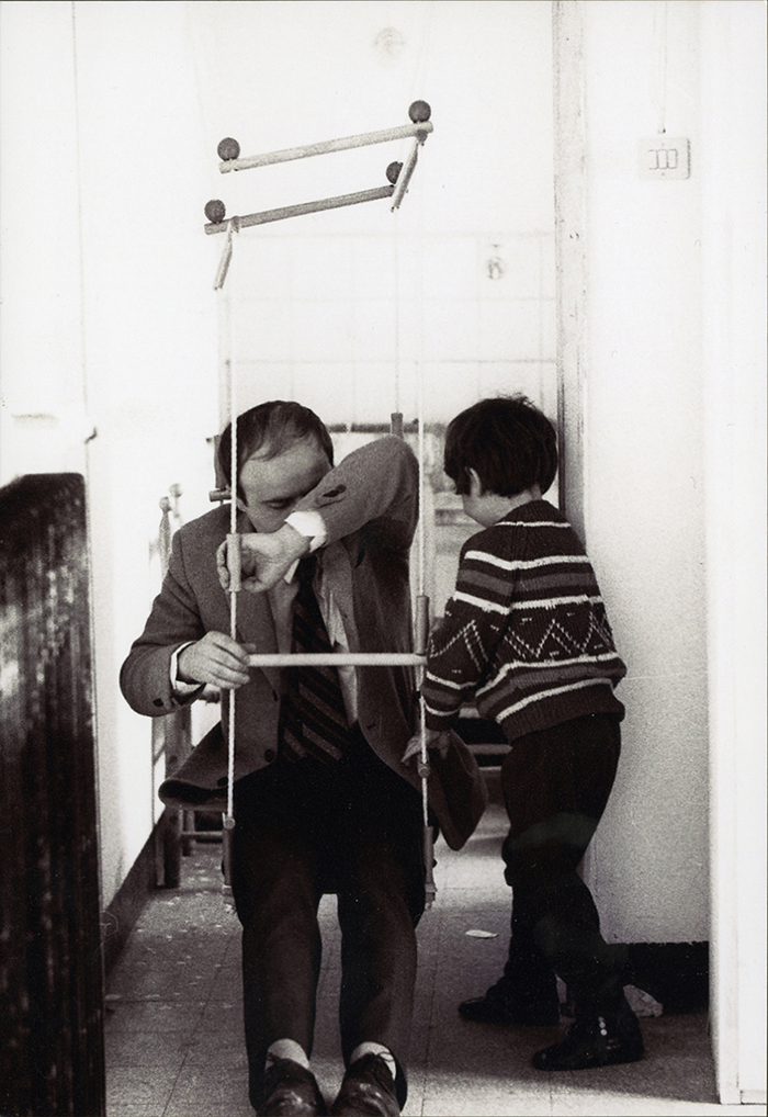 Elvio Fachinelli e i bambini dell’asilo di Porta Ticinese (© Lisetta Carmi 1970, Collezione privata)