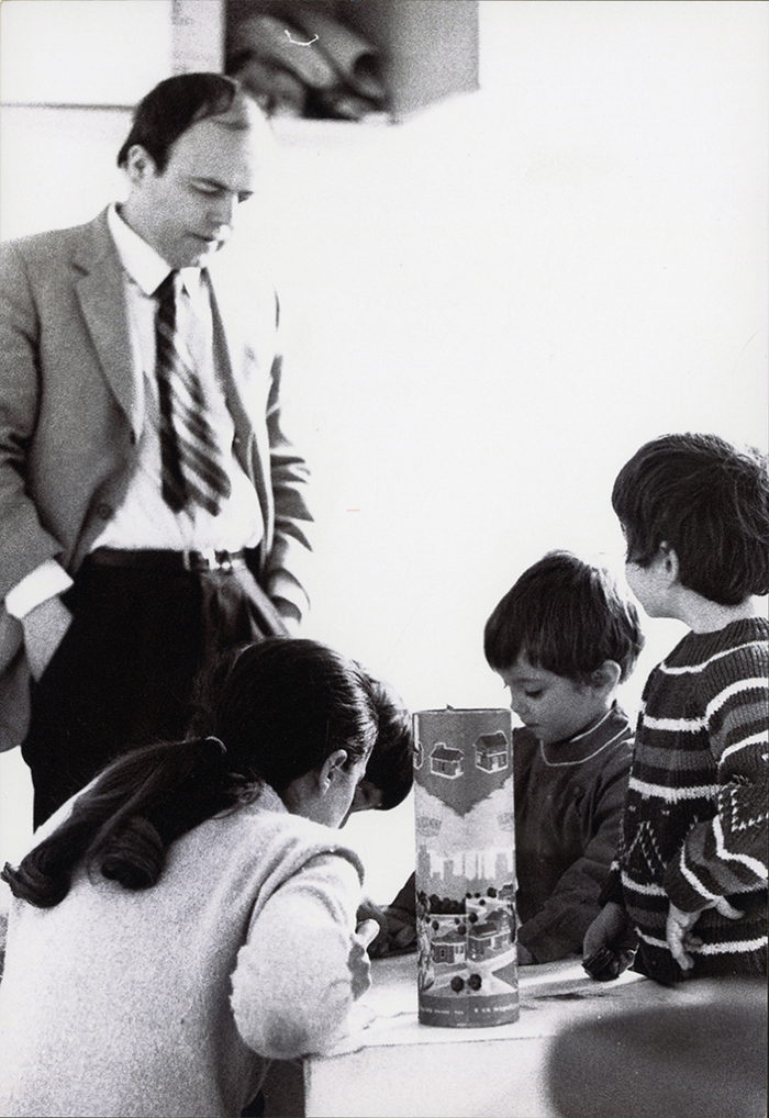 Elvio Fachinelli e i bambini dell’asilo di Porta Ticinese (© Lisetta Carmi 1970, Collezione privata)