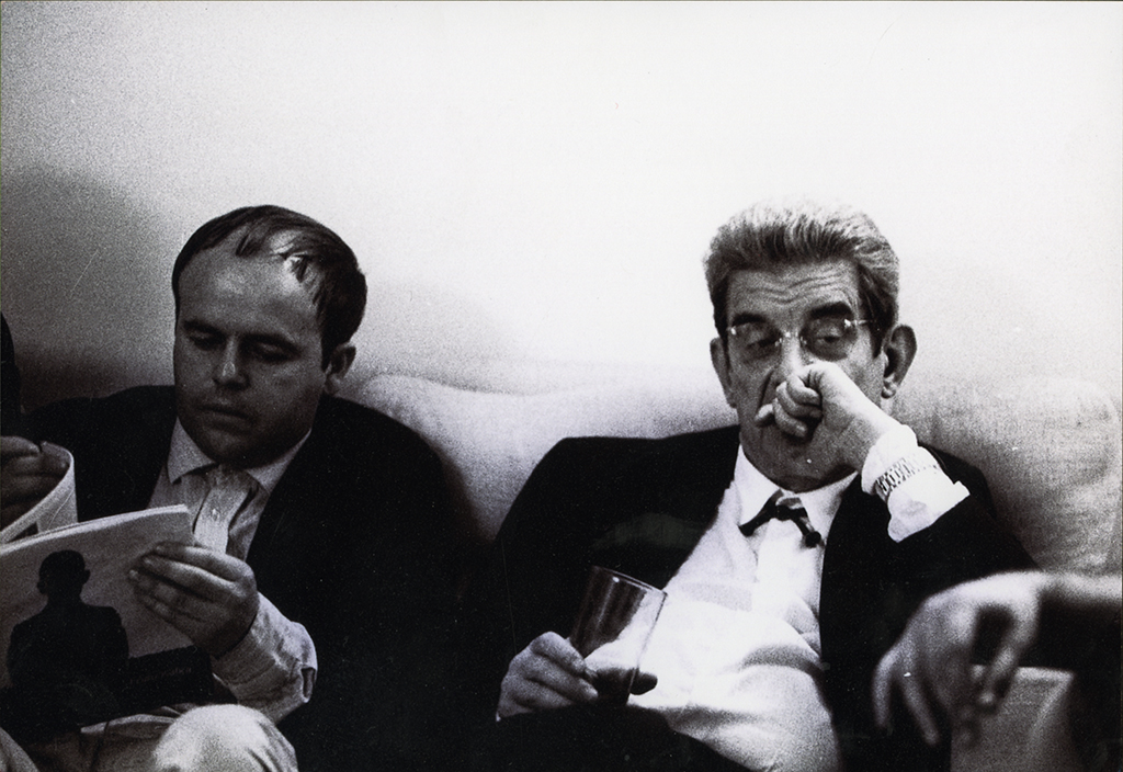 Elvio Fachinelli a sinistra e Jacques Lacan a destra (© Lisetta Carmi 1969, Collezione privata)