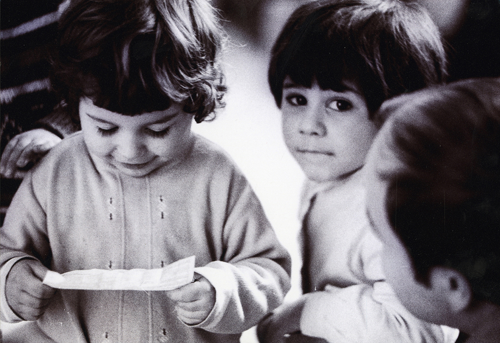 Elvio Fachinelli e i bambini dell’asilo di Porta Ticinese (© Lisetta Carmi 1970, Collezione privata)