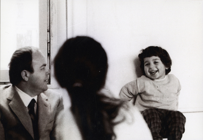 Elvio Fachinelli e i bambini dell’asilo di Porta Ticinese (© Lisetta Carmi 1970, Collezione privata)