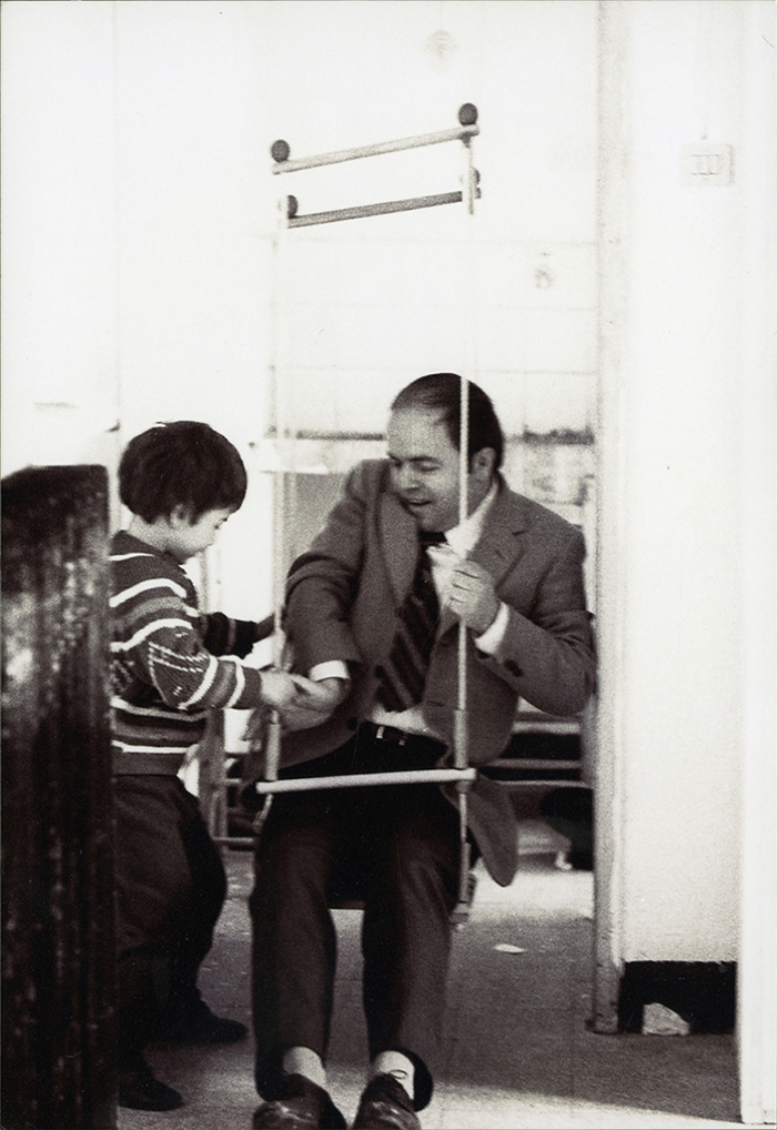 Elvio Fachinelli e i bambini dell’asilo di Porta Ticinese (© Lisetta Carmi 1970, Collezione privata)