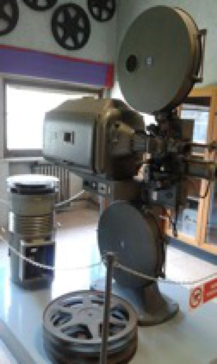 Proiettore cinematografico dall’Ospedale psichiatrico Paolo Pini