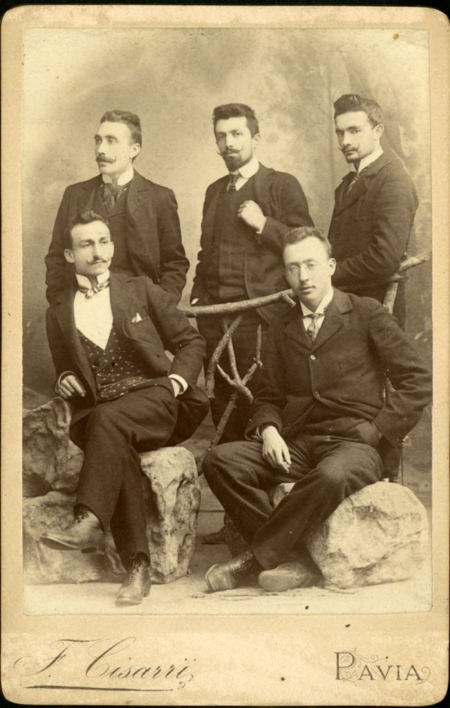 Studio fotografico F. Cisarri, Carlo Besta (seduto in prima fila a destra) con i compagni della Facoltà di medicina e chirurgia dell'Università di Pavia, tra cui (in piedi al centro) il cugino Oreste Besta, 1895-1900 (Archivio dell’Istituto Besta, inv. BST_114_24)