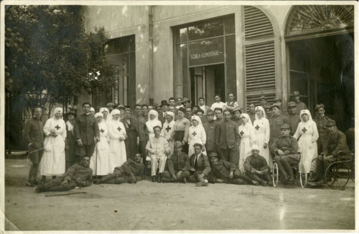 Carlo Besta con medici, crocerossine e pazienti del Centro neurochirurgico della Guastalla (ospedale militare) di Milano, 30 giugno 1919 (Archivio dell’Istituto Besta, inv. BST_114_26)