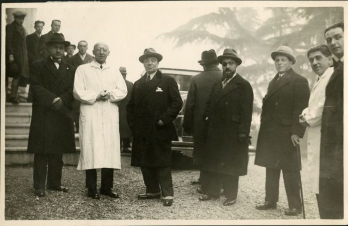 Anonimo, Ritratto di gruppo tra cui Besta (secondo a sinistra) con alla sua sinistra Fornaciari e Gorini (con la benda sull’occhio) e Mascherpa (in camice bianco) all’esterno dell’Istituto Pro feriti cerebrali di guerra di Milano, 1930-1932 (Archivio dell’Istituto Besta, inv. BST_114_37)