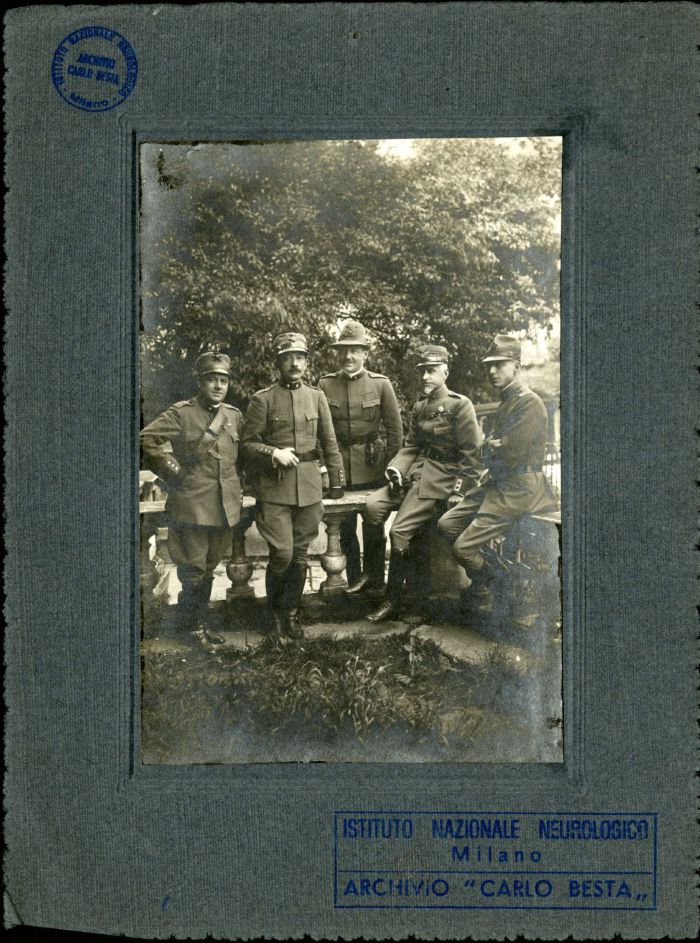 Carlo Besta e il generale Edoardo De Rossi (primo e secondo da destra) con altri tre uomini del Centro neurochirurgico della Guastalla (ospedale militare) di Milano, 1915-18 (Archivio dell’Istituto Besta, inv. BST_114_28)