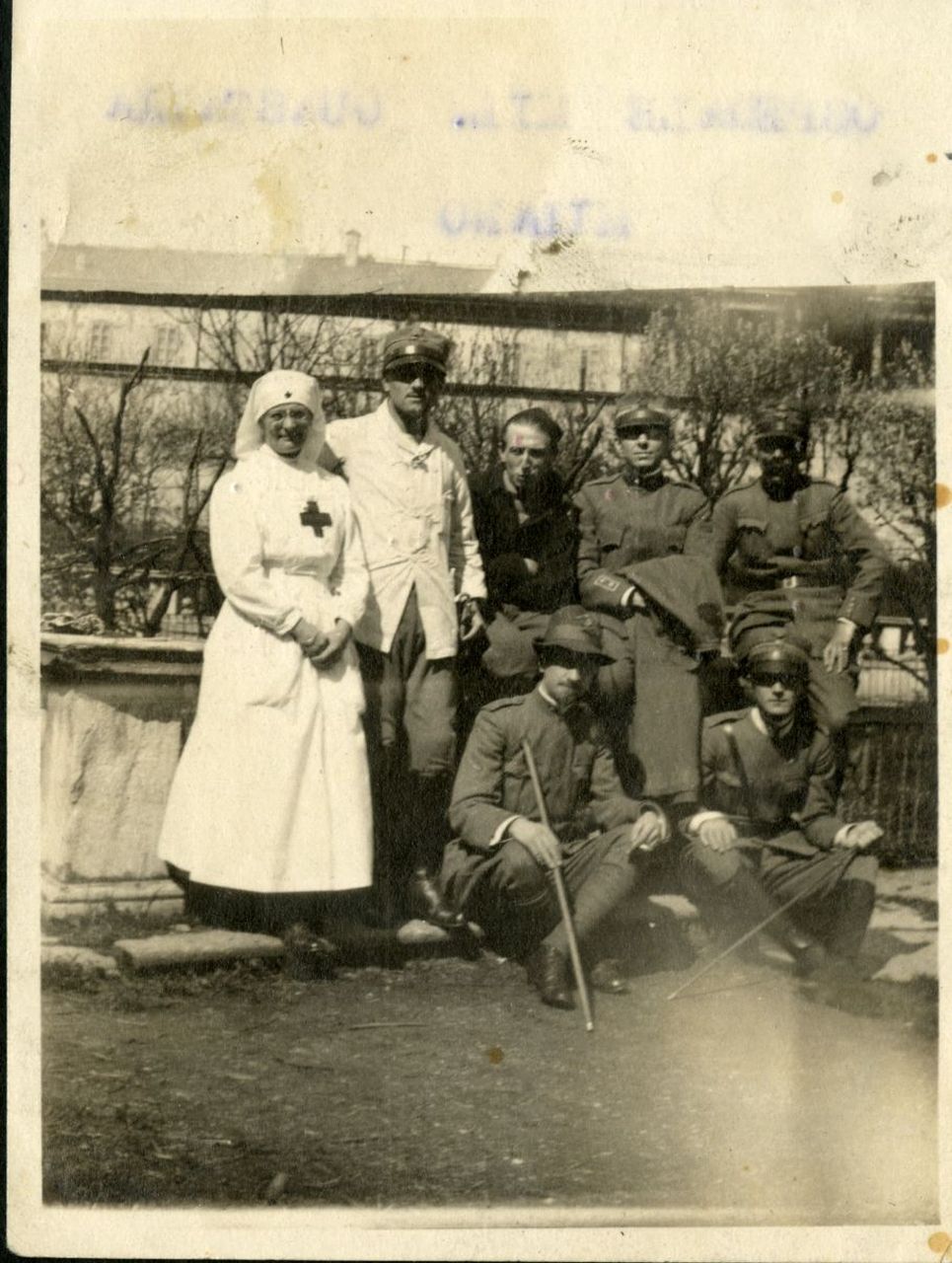 Carlo Besta con alcuni ufficiali medici, cappellano e crocerossina del Centro neurochirurgico della Guastalla (ospedale militare) di Milano, 1915-18. Nella fotografia sono raffigurati, da sinistra in piedi, la crocerossina Luisa Torri, il tenente Benedetto Venturini, il tenente Don Edoardo Gilardi, il tenente colonnello Carlo Besta, il capitano dottor Soldi, e seduti, il tenente Luigi Russolo e il sottotenente Edmondo Clerici (Archivio dell’Istituto Besta, inv. BST_114_25)