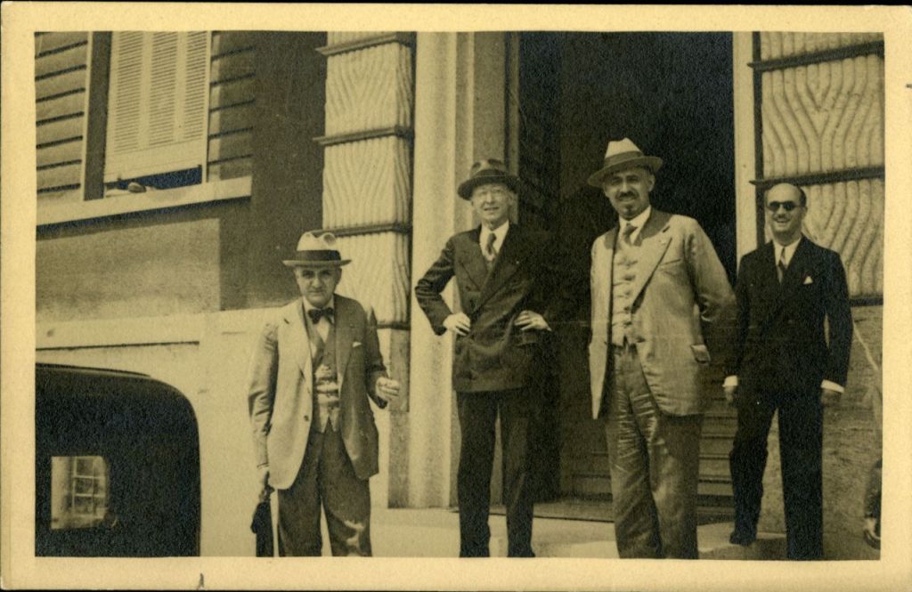 Anonimo, Ritratto di gruppo con Giuseppe Carlo Riquier, Carlo Besta, Gian Maria Fasiani e Virginio Porta all’ingresso dell’Istituto neurologico "Vittorio Emanuele III" di Milano, 1935-1940 (Archivio dell’Istituto Besta, inv. BST_114_34)