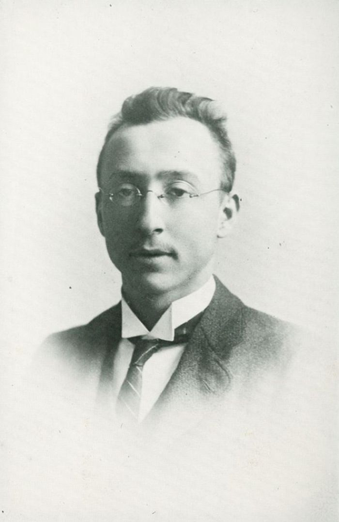 Anonimo, Carlo Besta durante gli anni universitari a Pavia, 1895-1900 (Archivio dell’Istituto Besta, inv. BST_114_3)