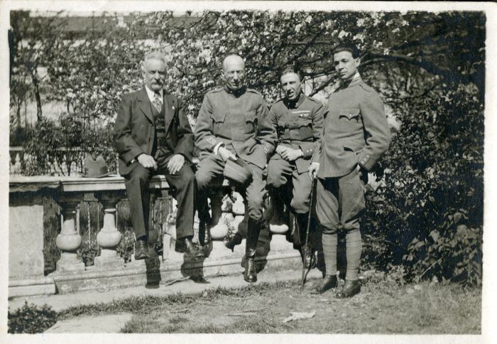 Carlo Besta e Edoardo Gilardi (al centro del gruppo) con altri due uomini del Centro neurochirurgico della Guastalla (ospedale militare) di Milano, 1915-18 (Archivio dell’Istituto Besta, inv. BST_114_27)