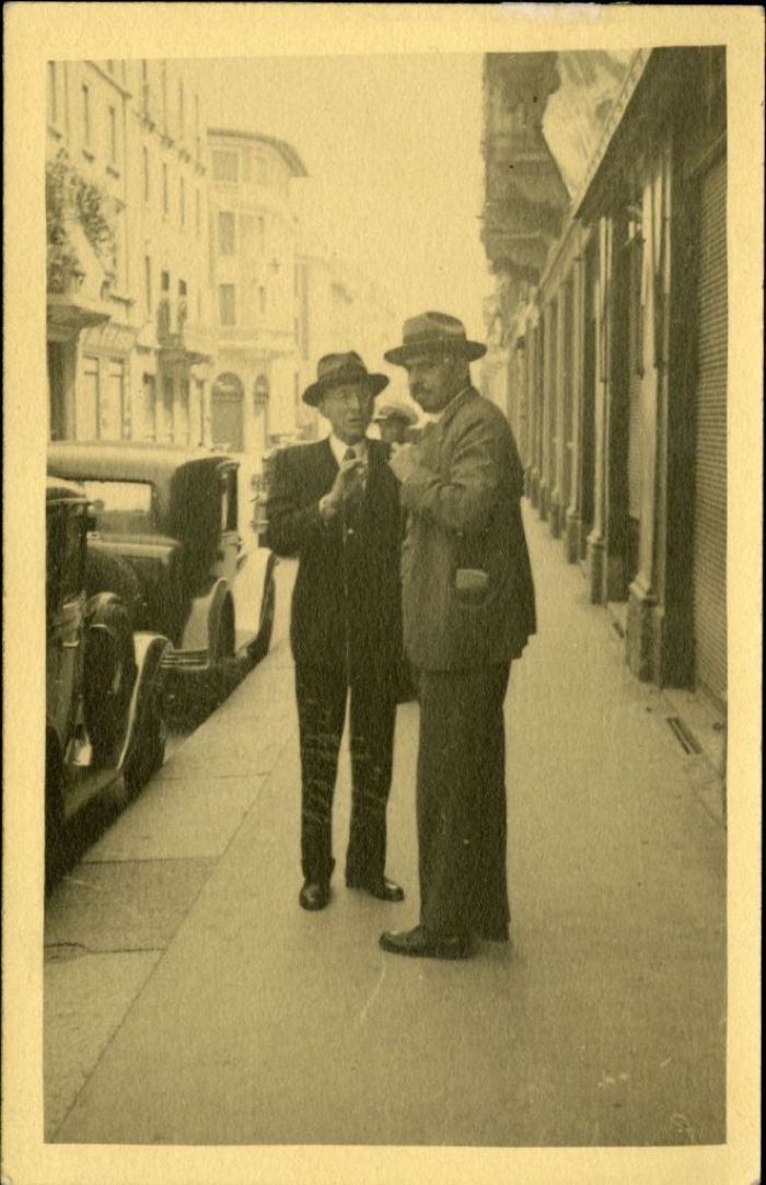 Anonimo, Carlo Besta (a sinistra) e Gian Maria Fasiani (a destra) in una via di Milano, 1935-1940 (Archivio dell’Istituto Besta, inv. BST_114_33)