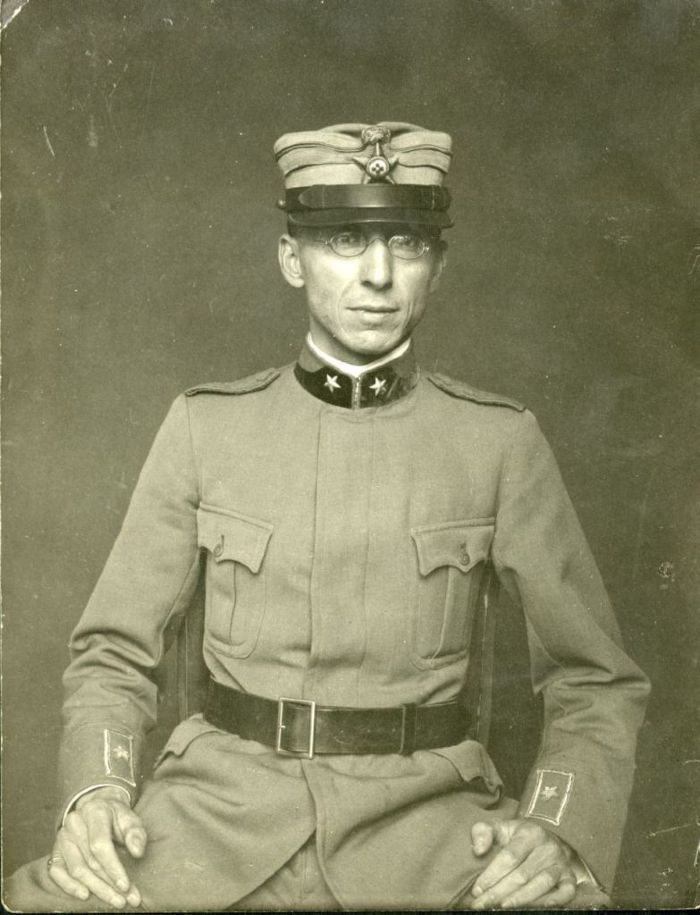 Anonimo, Carlo Besta in divisa militare. 1915-1918 (Archivio dell’Istituto Besta, inv. BST_114_7-A)