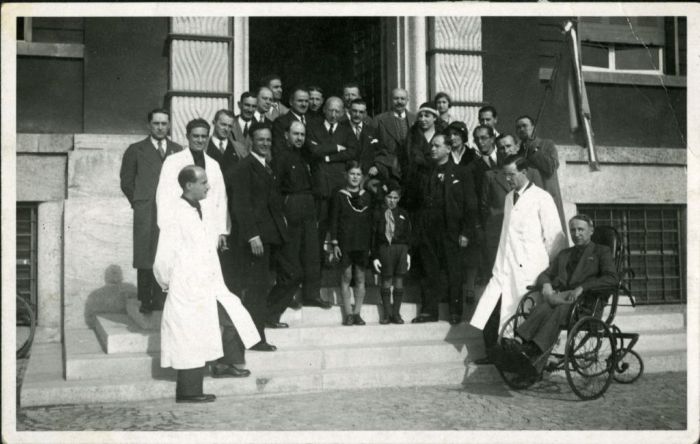 Anonimo, Raduno di ex pazienti dell’Istituto neurologico "Vittorio Emanuele III" di Milano con al centro del gruppo Besta, dietro di lui Venturini, e con il camice bianco a sinistra Porta e Clivio e a destra Morselli, 1935-1940 (Archivio dell’Istituto Besta, inv. BST_114_35)