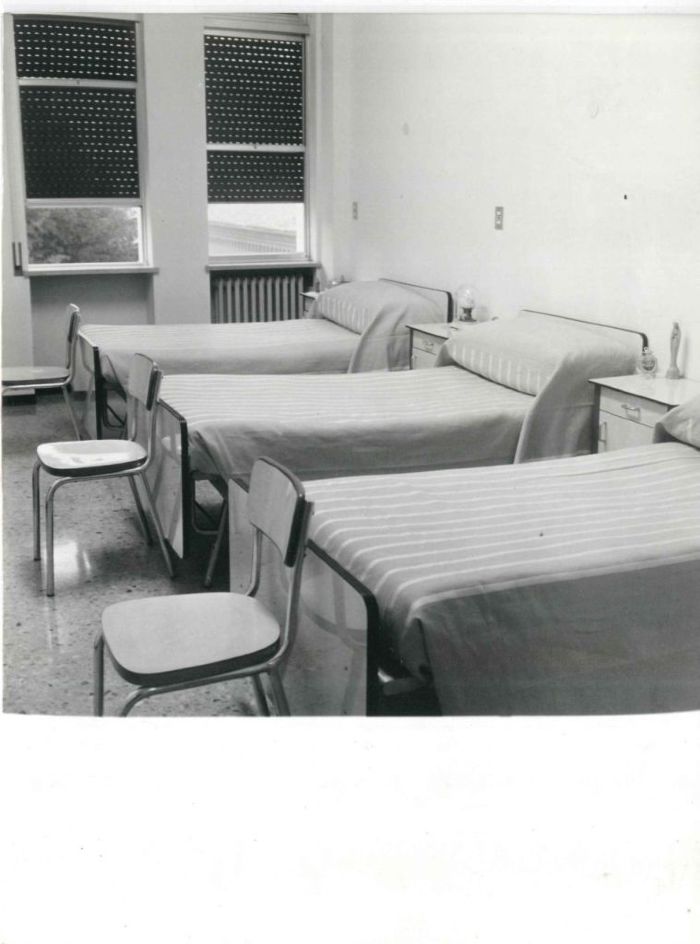 Costa, Inaugurazione del padiglione Guardia psichiatrica. Una delle camere del Convitto del personale, 1963 (Archivio Ospedale maggiore di Milano, inv. CG_H14_20)