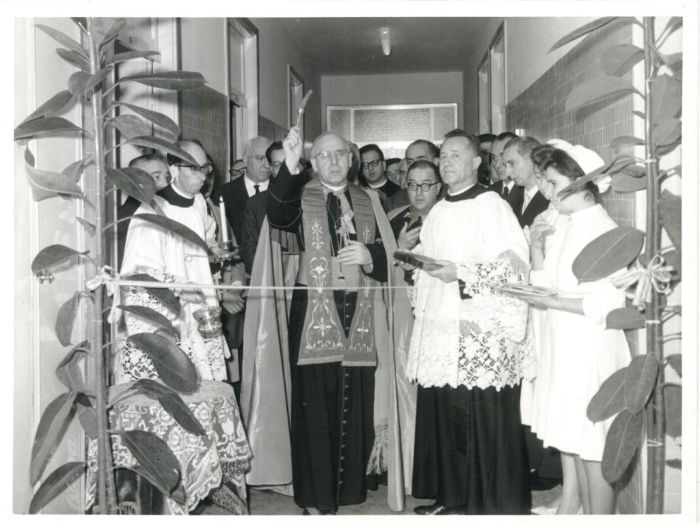 Foto Lampo, Inaugurazione del padiglione Guardia psichiatrica. La benedizione dell’arcivescovo, 1963 (Archivio Ospedale maggiore di Milano, inv. CG_H14_19)
