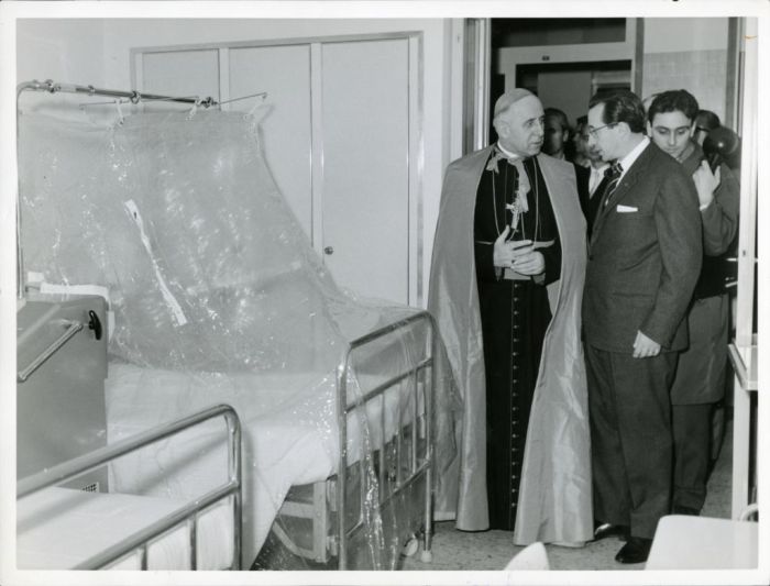 Foto Lampo, Inaugurazione del padiglione Guardia psichiatrica. Cazzullo, Colombo e le autorità durante la visita all’edificio, 1963 (Archivio Ospedale maggiore di Milano, inv. CZL_1963d_5)