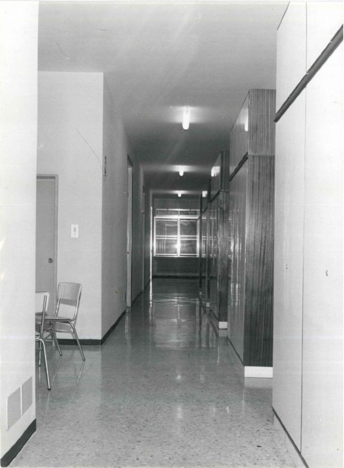 Costa, Inaugurazione del padiglione Guardia psichiatrica. Il corridoio del reparto di degenza, 1963 (Archivio Ospedale maggiore di Milano, inv. CG_H14_21)
