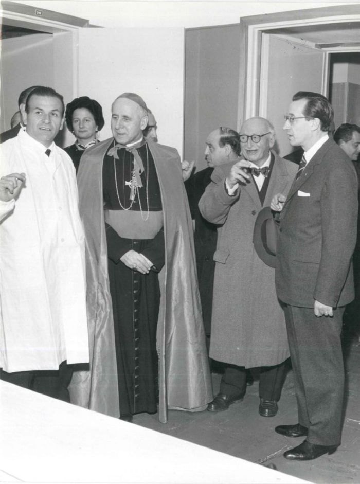 Costa, Inaugurazione del padiglione Guardia psichiatrica. Cazzullo, Colombo e le autorità durante la visita all’edificio, 1963 (Archivio Ospedale maggiore di Milano, inv. CG_H14_5)