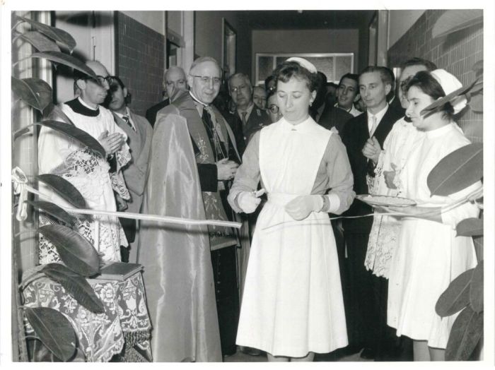 Foto Lampo, Inaugurazione del padiglione Guardia psichiatrica. Taglio del nastro, 1963 (Archivio Ospedale maggiore di Milano, inv. CG_H14_10)