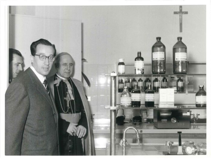 Foto Lampo, Inaugurazione del padiglione Guardia psichiatrica. Cazzullo, Colombo e le autorità durante la visita a un laboratorio, 1963 (Archivio Ospedale maggiore di Milano, inv. CG_H14_13)