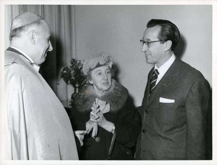 Foto Lampo, Inaugurazione del padiglione Guardia psichiatrica. Mons. Colombo con Carlo Lorenzo Cazzullo e la madre, 1963 (Fondo Cazzullo, inv. CZL_1963d_2)