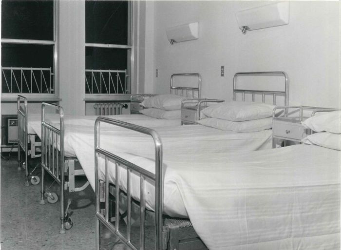 Costa, Inaugurazione del padiglione Guardia psichiatrica. Cazzullo, Colombo e le autorità durante la visita a un laboratorio, 1963 (Archivio Ospedale maggiore di Milano, inv. CG_H14_22)