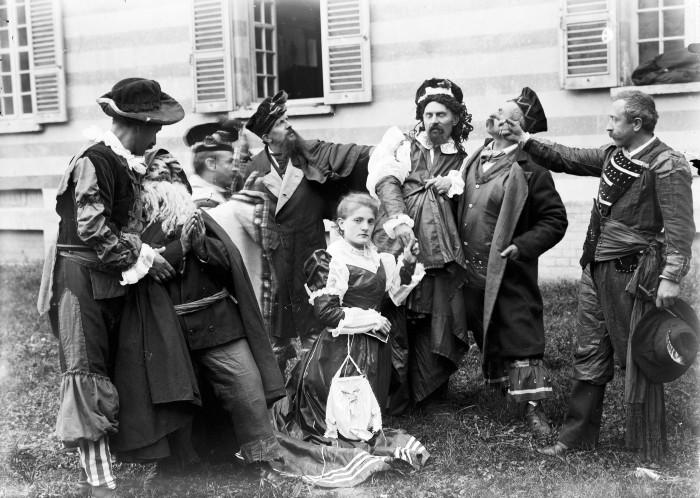 Rappresentazione in costume di alcuni degenti, s.d.