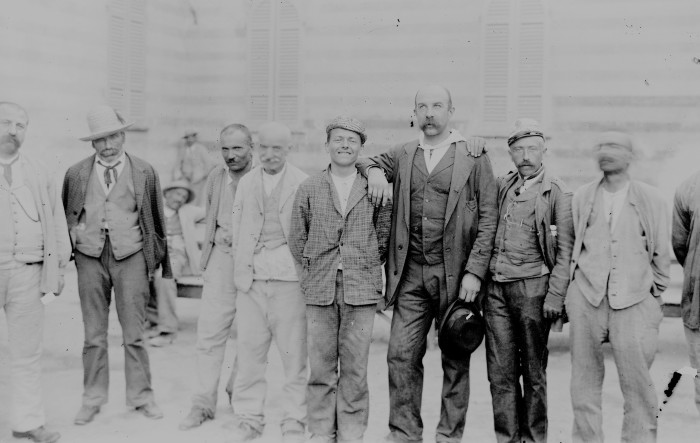 Foto di gruppo di alcuni degenti uomini, s.d.