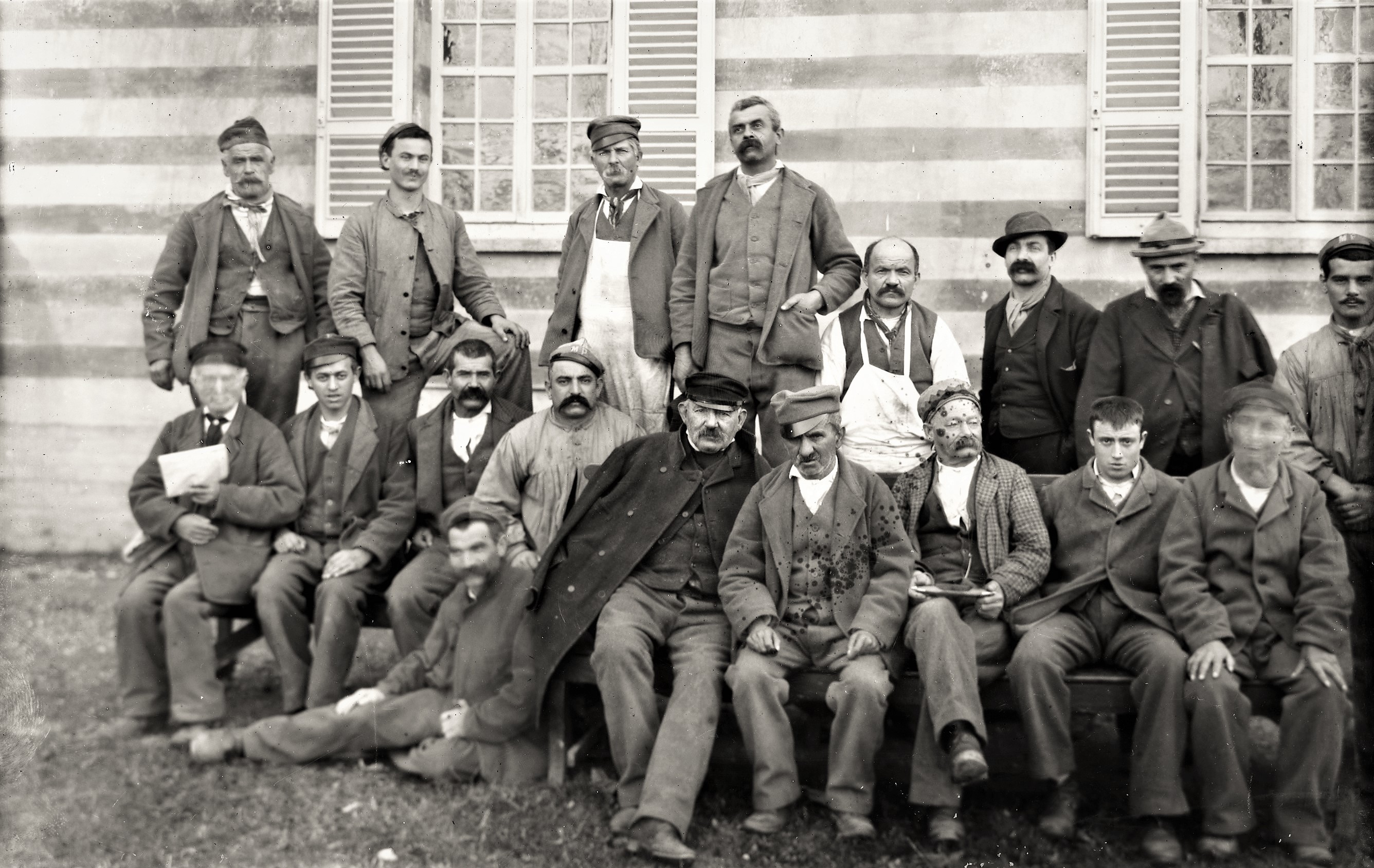 Foto di gruppo di alcuni degenti uomini, s.d.