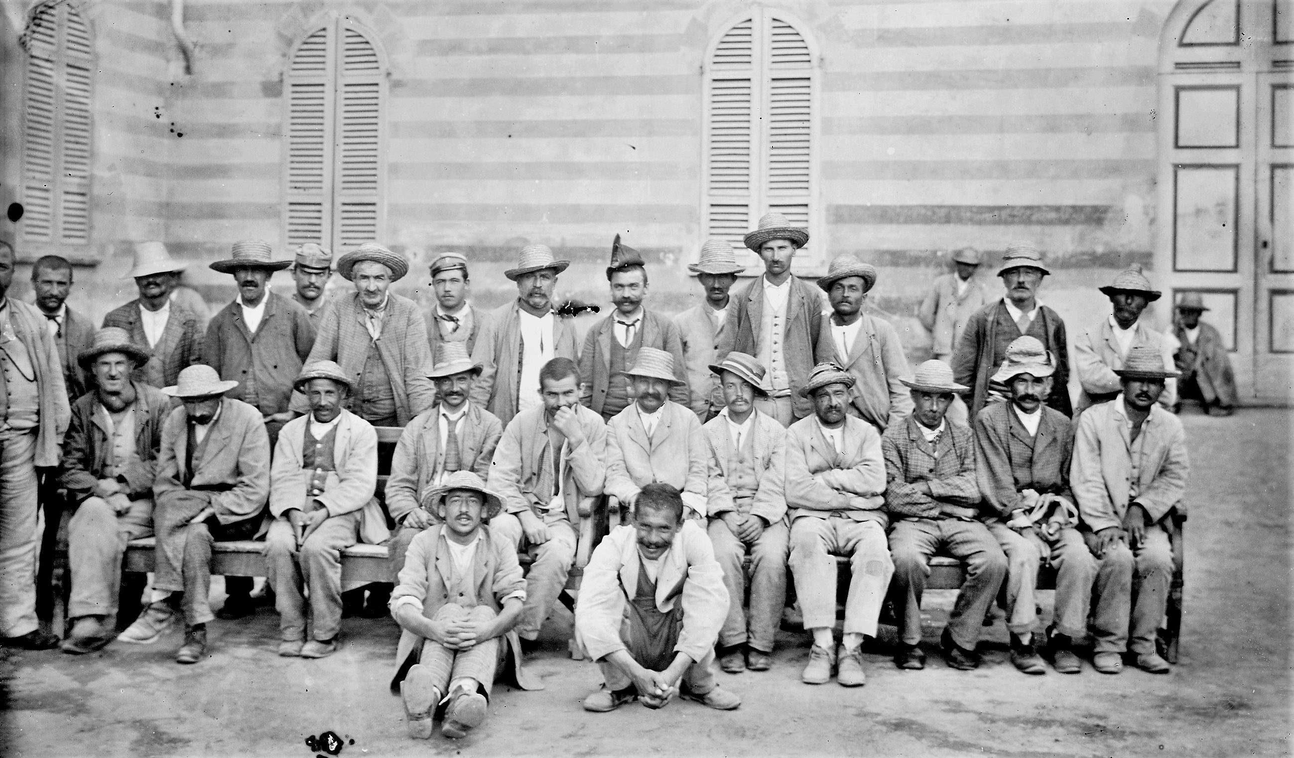 Foto di gruppo di alcuni degenti uomini, s.d.