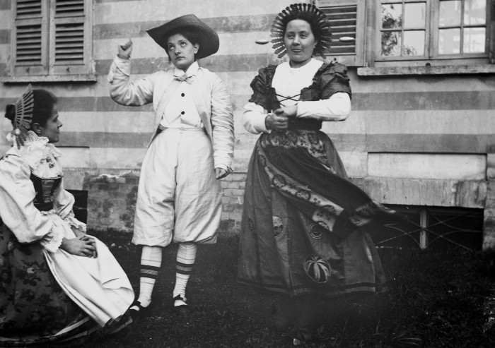 Tre ospiti donne in costume per una rappresentazione teatrale, s.d.