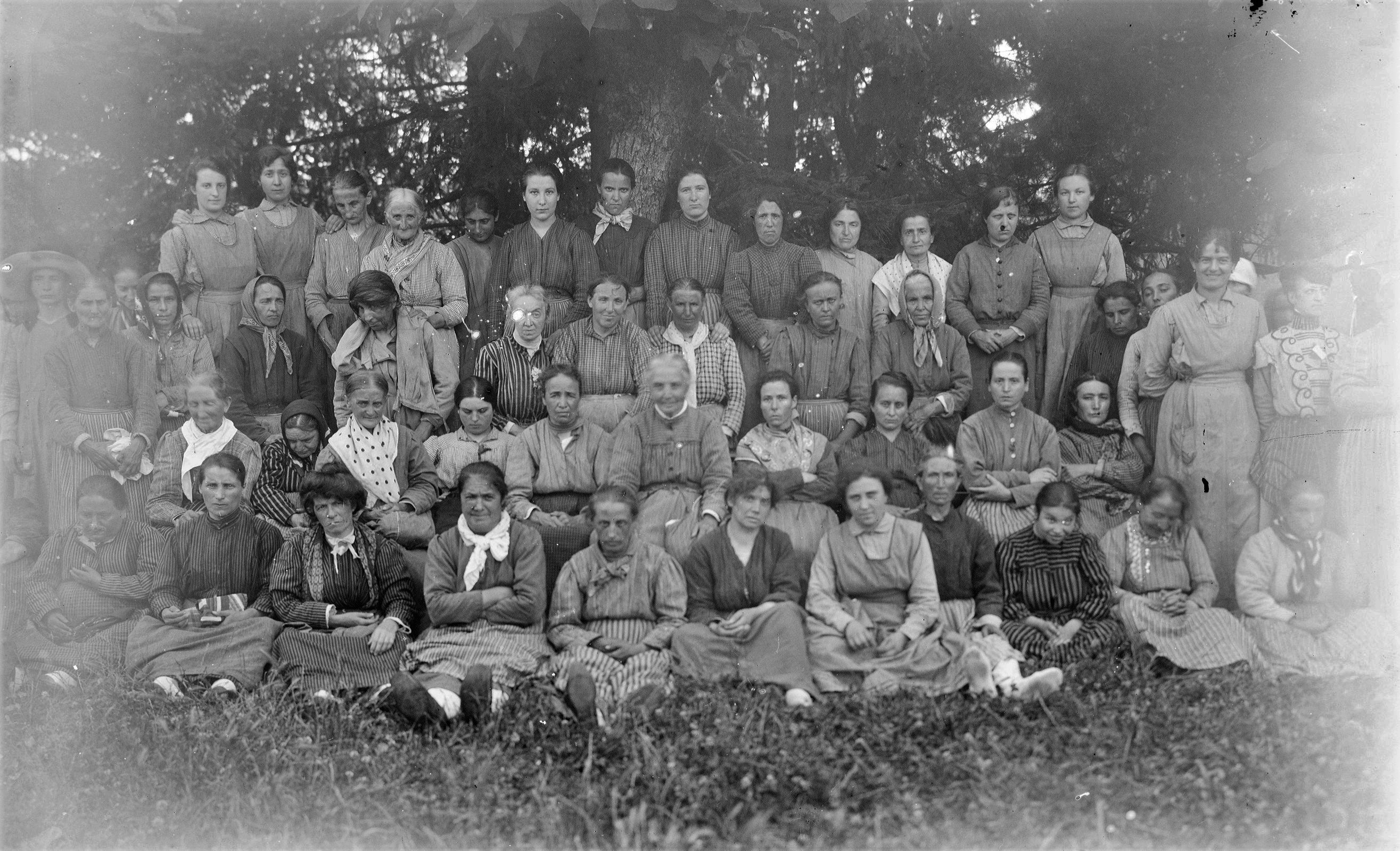 Foto di gruppo di alcune degenti donne, s.d.