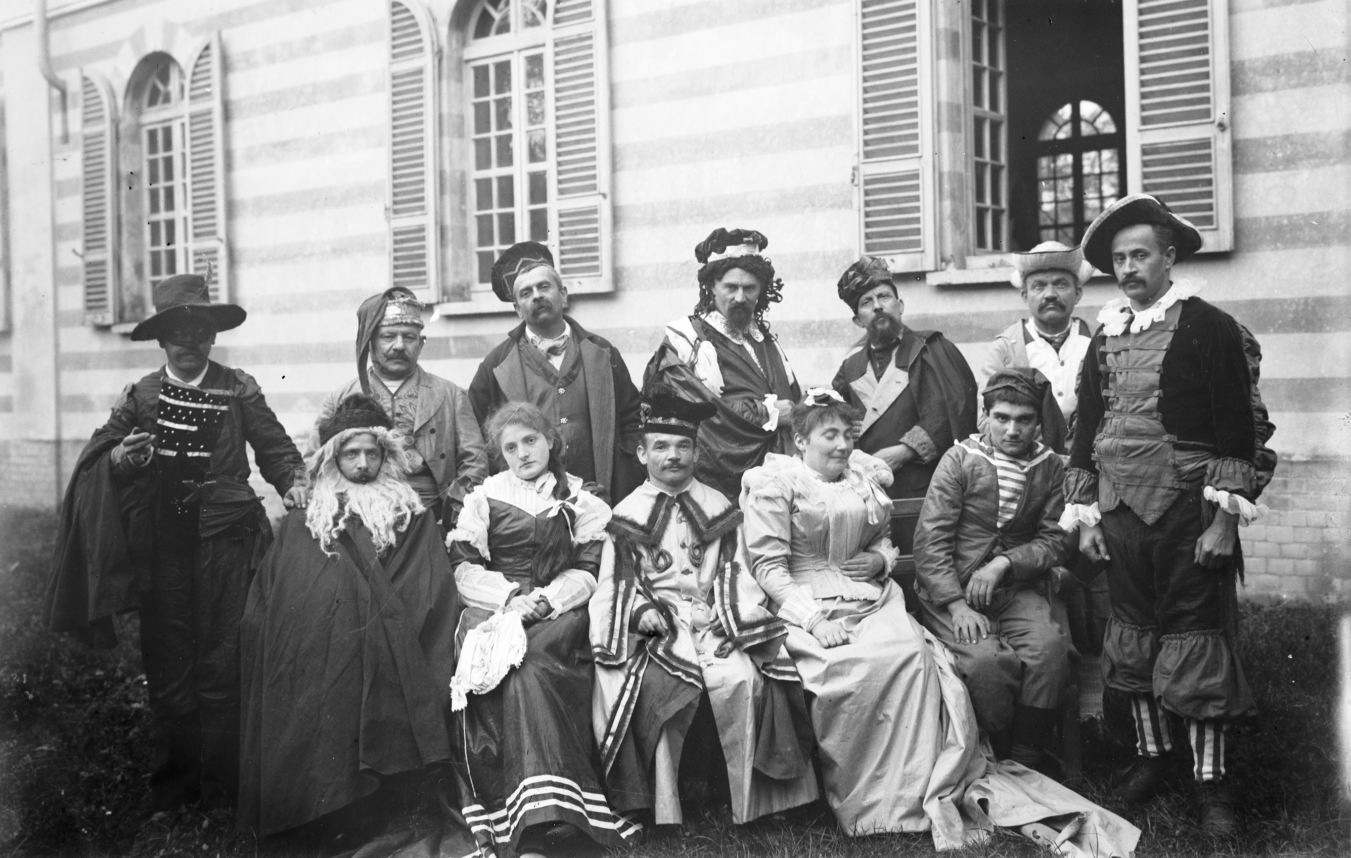 Ospiti in costume per una rappresentazione teatrale, s.d.