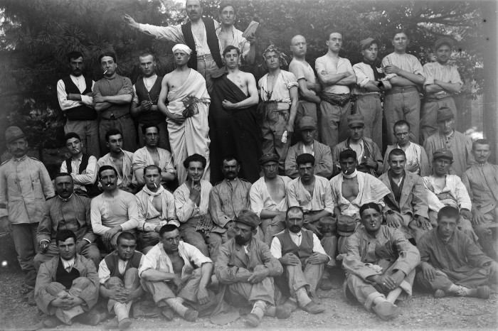 Foto di gruppo di alcuni degenti uomini, s.d.