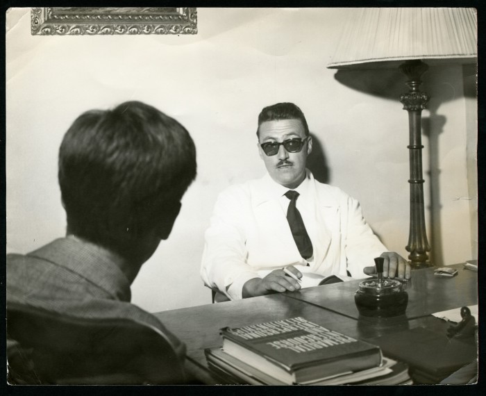 Origlia intervistato nel suo studio (1961)