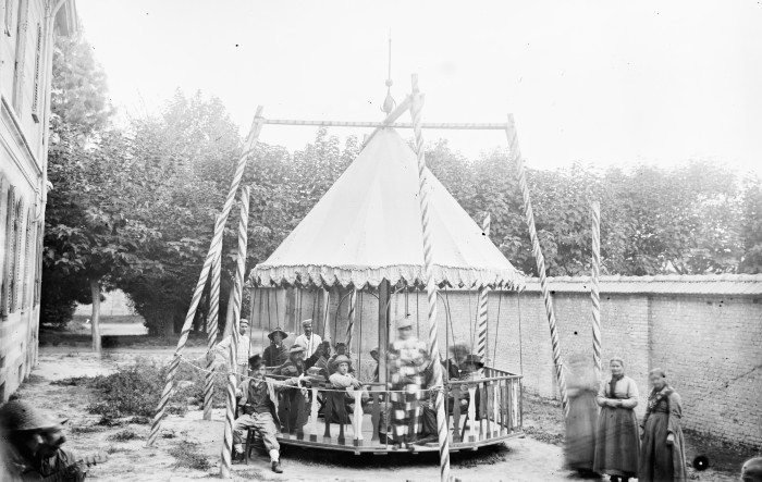 Giostra montata nel giardino dell'Ospedale psichiatrico di Voghera, s.d.